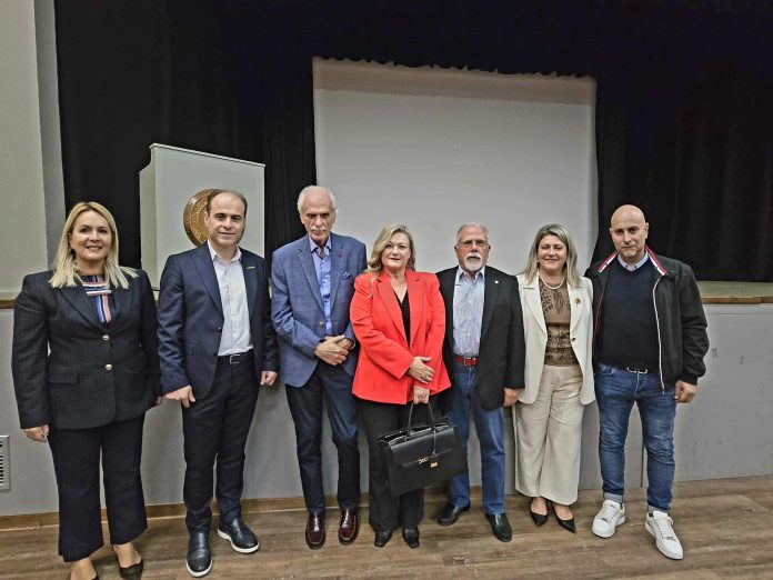 APO-TO-THRYLO-STO-MOYSEIO (1)